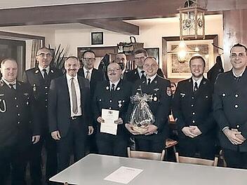 Ehrungen bei der Großenhüler Wehr; unser Bild zeigt (von links) &#160;&#160;Kommandanten Tobias Horter, Kreisbrandinspektor Siegfried Zillig, stellvertretenden Landrat Jörg Kunstmann, Bürgermeister Andreas Pöhner, Erwin Bergmann, stellvertretenden...