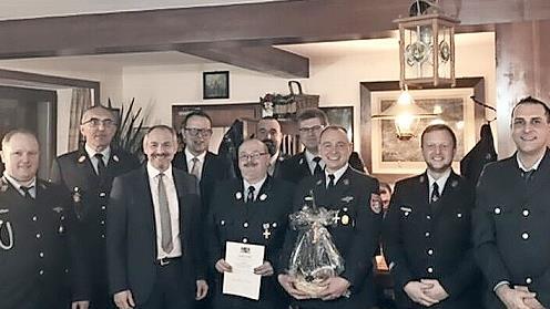 Ehrungen bei der Großenhüler Wehr; unser Bild zeigt (von links) &#160;&#160;Kommandanten Tobias Horter, Kreisbrandinspektor Siegfried Zillig, stellvertretenden Landrat Jörg Kunstmann, Bürgermeister Andreas Pöhner, Erwin Bergmann, stellvertretenden...