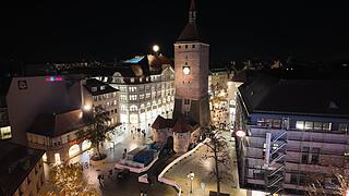 Glühwein, Bratwurst - Und Riesenrad: Winterdorf in Nürnberg eröffnet