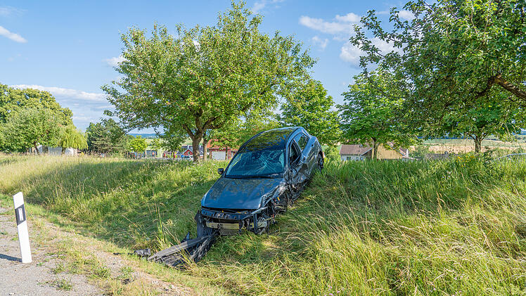 Frontalzusammenstoß auf der B279 bei Großeibstadt – Senior schwebt in Lebensgefahr