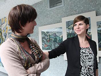 Nadja König (rechts) bietet im Rollenspiel der verzweifelten Andrea Hofmann Unterstützung an. Foto: Benedikt Borst