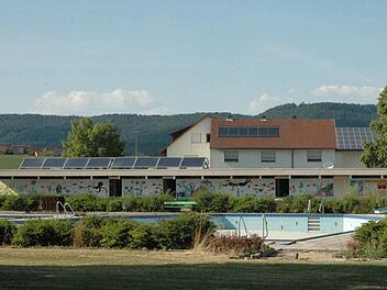 Vor 40 Jahren entstand das Hofheimer Freibad. Ab 2014 dürfte es in dieser Form nicht mehr bestehen. Eine Generalsanierung bringt ein neues Bad. Foto: gsch