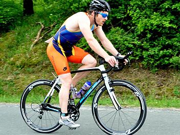 Lokalmatador Florian Deichsel vom ATS Kulmbach handelte sich beim Radfahren eine Zeitstrafe wegen Windschattenfahrens ein und musste so seine Hoffnungen auf den Bayerischen Meistertitel in der Altersklasse 30 begraben. Fotos: Karl Heinz Weber