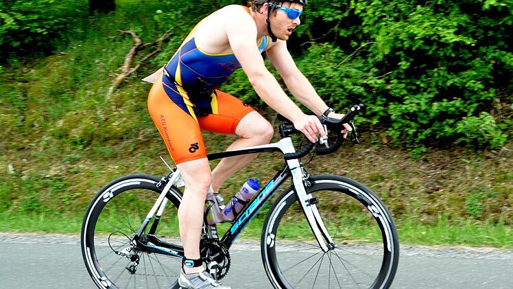 Lokalmatador Florian Deichsel vom ATS Kulmbach handelte sich beim Radfahren eine Zeitstrafe wegen Windschattenfahrens ein und musste so seine Hoffnungen auf den Bayerischen Meistertitel in der Altersklasse 30 begraben. Fotos: Karl Heinz Weber