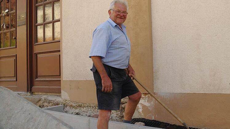 Arbeitet an einem neuen Vorgarten. Erwin Müller kann neben der asphaltierten Straßenseite schon anfangen . Foto: Stephanie Elm