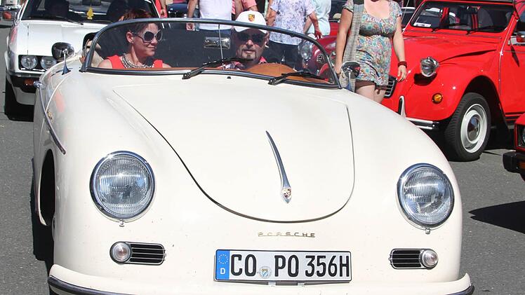 Ein Porsche 356 ganz in Weiß zog natürlich die Blicke auf sich.