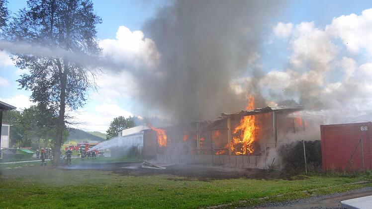 Die Lagerhalle im Vollbrand  Foto: Stefan Wicklein