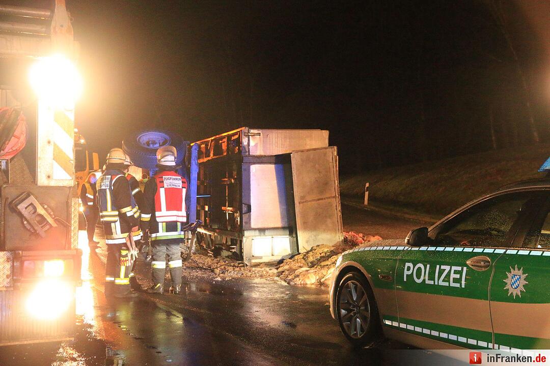Lkw mit Schlachtabfällen kippt auf B505 um