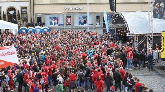 Vor dem Empfang im Rathaus feierte die Mannschaft mit den Fans auf dem Maxplatz.