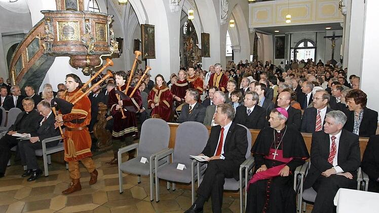 Mit der mittelalterlichen Musik von der Capella Antiqua Bambergensis umrahmt wurde die feierliche Eröffnung der Landesausstellung in der St.-Martinskirche in Forchheim.  Fotos: Barbara Herbst