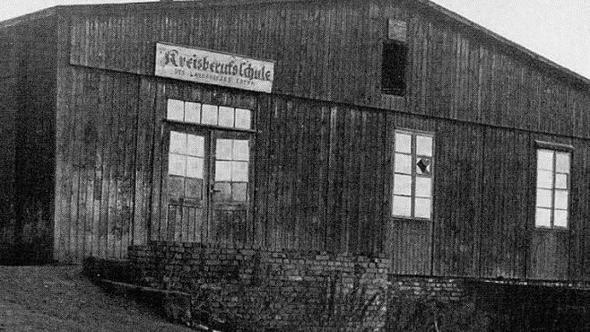 In solchen Baracken in Fierst, wo später in einem Gebäude übergangsweise auch die Kreisberufsschule untergebracht wurde (unser Foto), wurden die Vertriebenen zunächst untergebracht und registriert. Foto: Sammlung Bürgerverein/Heimatmuseum
