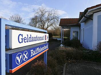 Ein Spezialkommando hat am Freitag einen 51-Jährigen in seiner Wohnung festgenommen. Er ist dringend tatverdächtig, am Donnerstag die Raiffeisenbank in Leesten überfallen zu haben. Die Ermittler fanden bei dem Mann unter anderem das Diebesgut.  Foto: Barbara Herbst