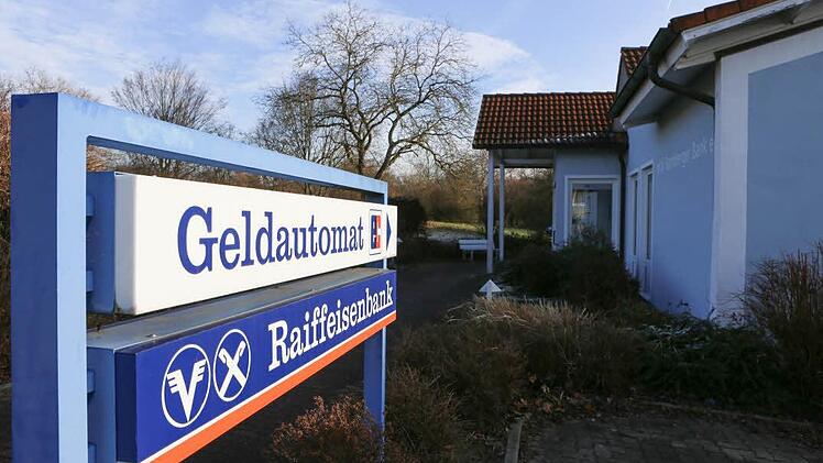 Ein Spezialkommando hat am Freitag einen 51-Jährigen in seiner Wohnung festgenommen. Er ist dringend tatverdächtig, am Donnerstag die Raiffeisenbank in Leesten überfallen zu haben. Die Ermittler fanden bei dem Mann unter anderem das Diebesgut.  Foto: Barbara Herbst