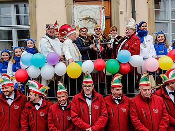 Narren an die Macht: Von OB Starke ließ sich das Memmelsdorfer Prinzenpaar - Hannes I. und Eva-Maria III. - die Rathausschlüssel aushändigen.  Foto: Matthias Hoch