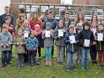 Diese Kinder und Jugendlichen erhielten ihr Schnorchelabzeichen und das Jugendschwimmabzeichen. Hintere Reihe von links: stellvertretender Ortsgruppenleiter Volker Effenberger, Jugendleiter Valentin Bruhn, Yvonne Otto und Fabio Hühnlein. Foto: Werner Reißaus