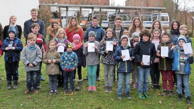 Diese Kinder und Jugendlichen erhielten ihr Schnorchelabzeichen und das Jugendschwimmabzeichen. Hintere Reihe von links: stellvertretender Ortsgruppenleiter Volker Effenberger, Jugendleiter Valentin Bruhn, Yvonne Otto und Fabio Hühnlein. Foto: Werner Reißaus
