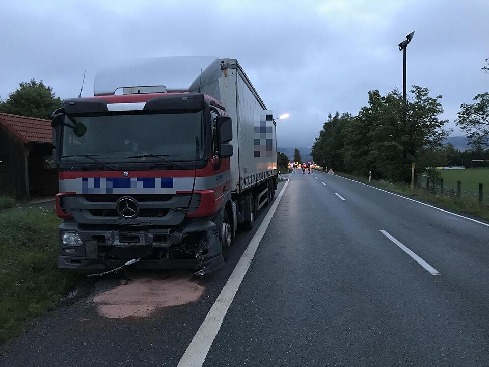 Kreis Kronach: Auto und Lkw kollidieren frontal – Zwei junge Menschen schwer verletzt