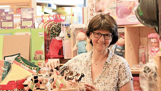 Seit 22 Jahren bietet Birgit Brehm in H&ouml;chstadt hochwertiges Spielzeug an. Verschiedene &auml;u&szlig;ere Umst&auml;nde und vor allem die Konkurrenz aus dem Internet zwingen sie jetzt zur Aufgabe ihres Fachgesch&auml;fts am Vogelseck. Foto: Andreas Dorsch
