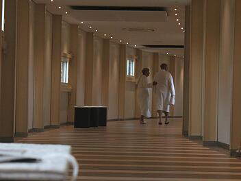 Nur noch um die Kurve, dann steht man schon in der Therme. Wer zwischendurch eine Pause braucht, für den stehen Bänke und Hocker bereit.Jann Weckel