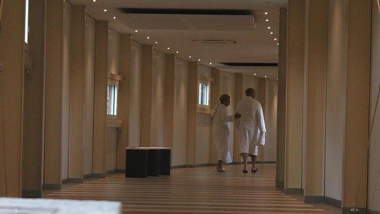 Nur noch um die Kurve, dann steht man schon in der Therme. Wer zwischendurch eine Pause braucht, für den stehen Bänke und Hocker bereit.Jann Weckel