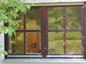 Der oder die Täter schlugen eine Scheibe ein. Fopto: privat