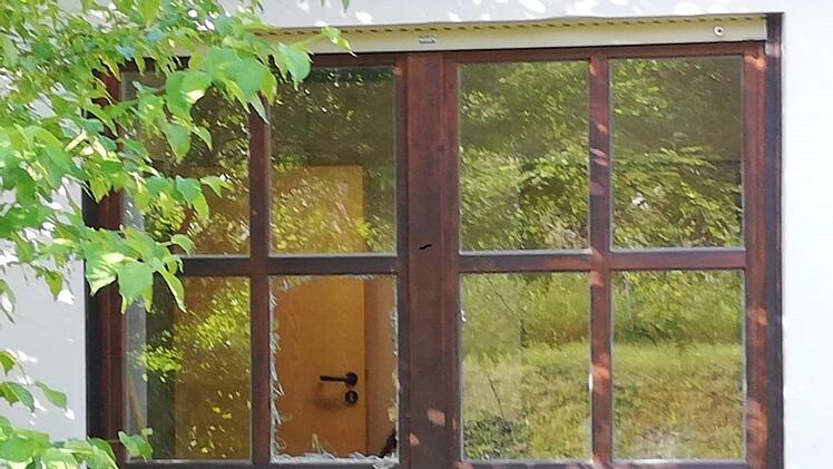 Der oder die Täter schlugen eine Scheibe ein. Fopto: privat