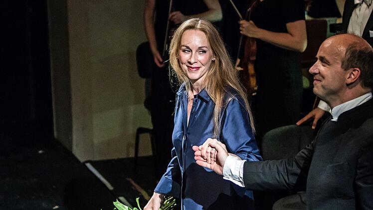 Unter der Leitung von Roland Kluttig begeisterte das Philharmonische Orchester beim Sinfoniekonzert im Landestheater. Gefeierte Solistin war die Mezzosopranistin Uto Döring-Fleury.Foto: Jochen Berger