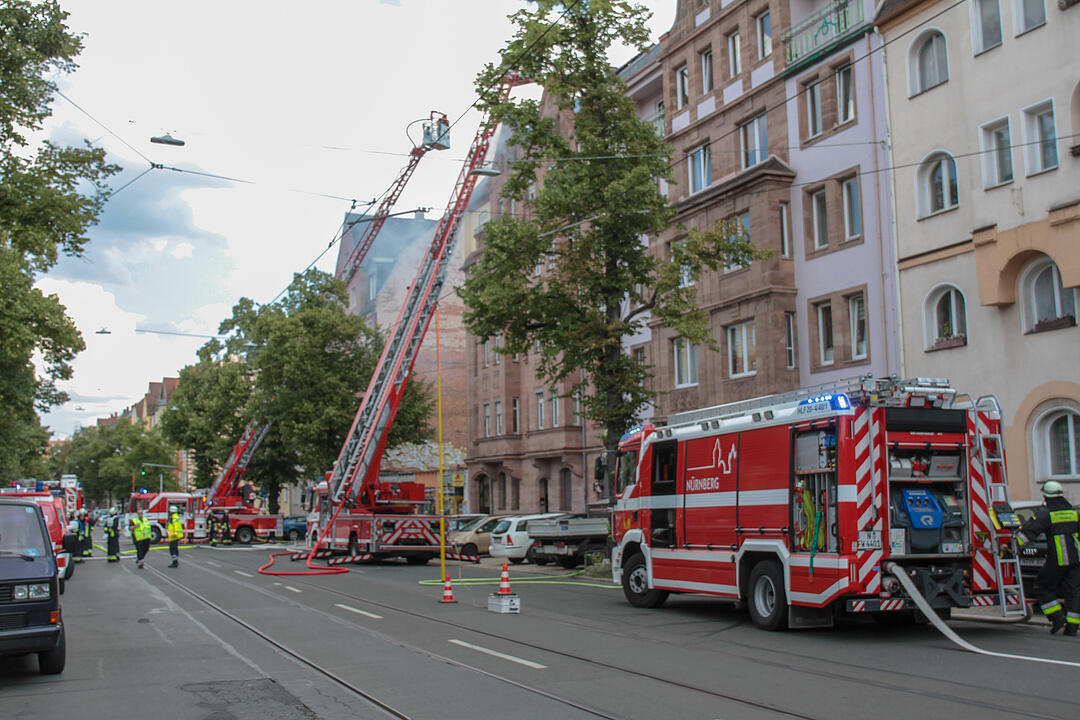 Dachstuhl eines Mehrfamilienhauses fängt Feuer