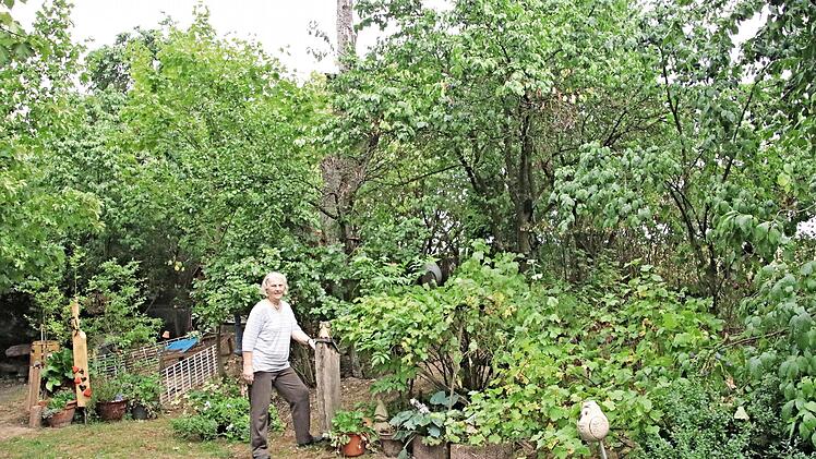 Sieglinde Kretz steht in ihrem Garten. Dort kann sich die Natur entfalten.