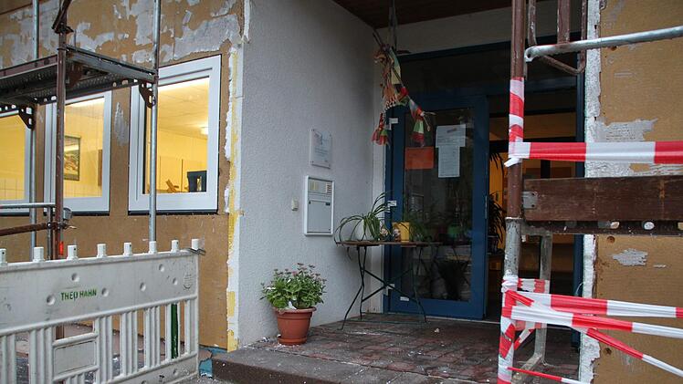 Der Eingangsbereich soll barrierefrei zugänglich werden. Foto: Ulrike Müller