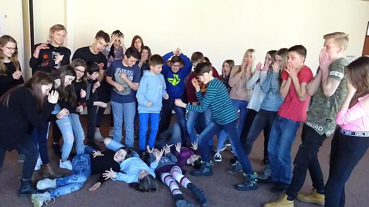 Emotionsgeladene Szene beim Proben der FrobFrogs. Am 2. und 3. April zeigt die Theatergruppe des Frobenius-Gymnasiums das Stück "Herr der Fliegen". Foto: Doris Bauer
