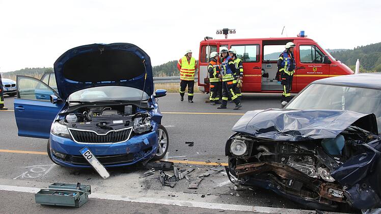 Zu einem schweren Unfall ist es am Dienstagmorgen auf der B4 (Landkreis Coburg) gekommen. Foto: Michael Stelzner