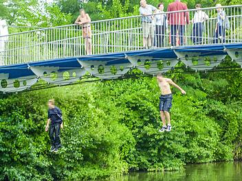 Studenten springen von der Brücke am Schiffbauplatz in Bamberg. An   die Gefahren denken  sie dabei nicht. Foto: Ronald Rinklef