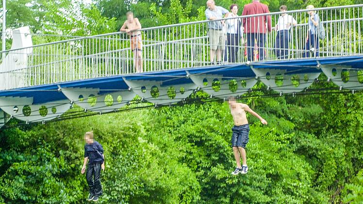 Studenten springen von der Brücke am Schiffbauplatz in Bamberg. An   die Gefahren denken  sie dabei nicht. Foto: Ronald Rinklef