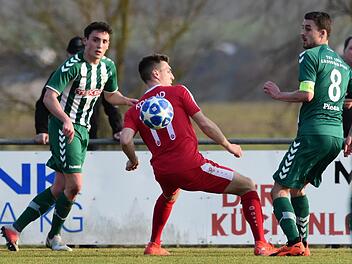 Florian Dietz (links) will wieder den Sprung in die Stamm-Elf des TSV Gro&szlig;bardorf schaffen. Anand Anders