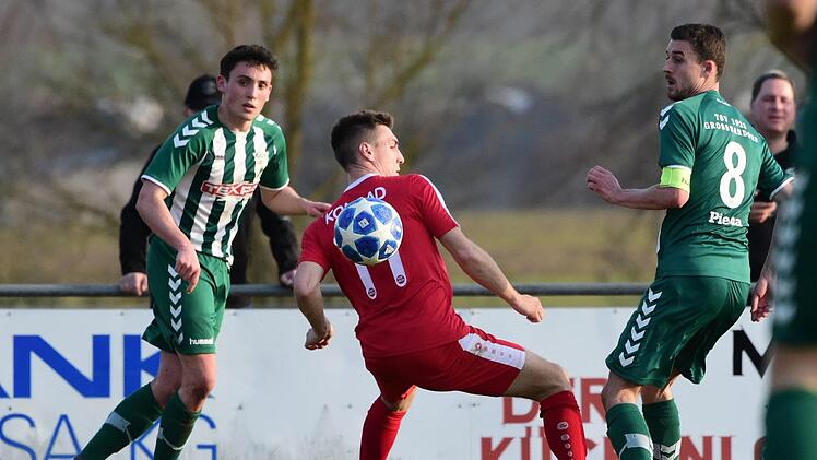 Florian Dietz (links) will wieder den Sprung in die Stamm-Elf des TSV Gro&szlig;bardorf schaffen. Anand Anders