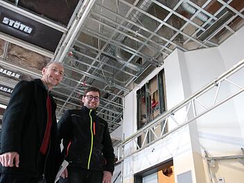 Pastoralreferent Markus Waite (von links) und Küster Michael Brandan auf der Baustelle im Pfarrzentrum.