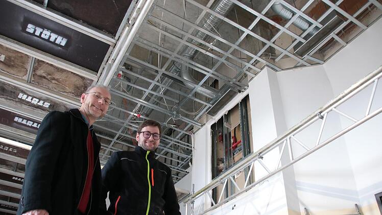 Pastoralreferent Markus Waite (von links) und Küster Michael Brandan auf der Baustelle im Pfarrzentrum.