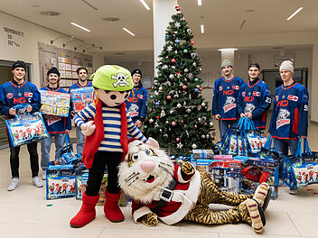 Nürnberg: Maskottchen und Geschenke - Playmobil und Ice Tigers überraschen kranke Kinder