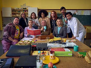 Die hoch gelobte Impro-Serie "Andere Eltern" über eine Kita-Gründung geht einige Jahre später als Film und in der Grundschule weiter. Das Ensemble des ZDF-Films umfasst unerwartete Stars wie Veronica Ferres (zweite von links) als Direktorin oder Ex-Höhner-Sänger Henning Krautmacher (Mitte vorn).