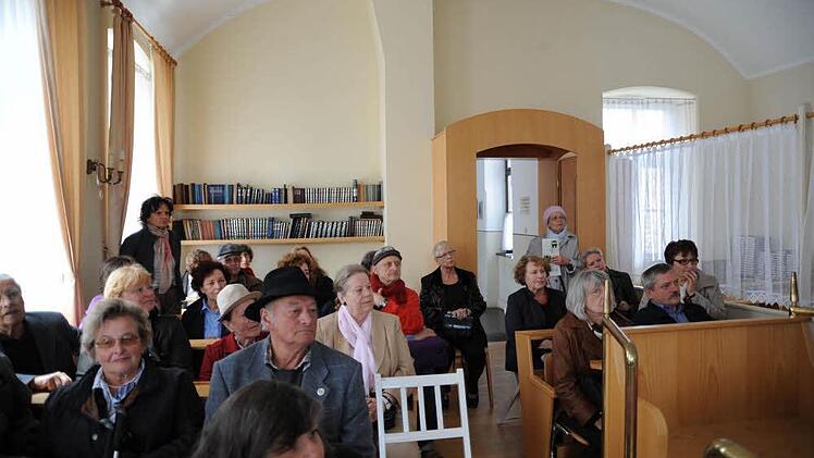 Besucher im Betsaal