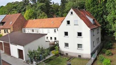 Vor 100 Jahren brachte der Ortsverschönerungsverein die Idee auf, den alten Viehmarkt von Münnerstadt in eine Parkanlage umzuwandeln. Allerdings ist das Areal etwas kleiner geworden. Seit Jahrzehnten gibt es im früheren Viemarkt auch eine Hofstelle und Scheunen. Fotomontage: Heike Beudert