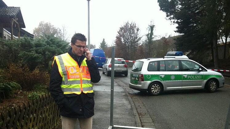 Das Wohnhaus in Beiersdorf ist weiträumig abgeriegelt. Im Bild Polizeisprecher Stadter. Am frühen Donnerstmorgen fand eine 41-Jährige ihren 66-Jährigen Lebensgefährten in seinem Anwesen im Eichenweg im Coburger Ortsteil Beiersdorf tot auf.  Foto: Christiane Lehmann