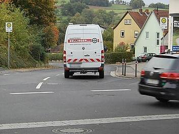 Wo die Schulkinder warten: In der Straße "Am Hellbach" besteht bereits eine Bushaltestelle. Sie soll nach Wünschen von Claus Schubert, Leiter des KOB-Betriebes, die Haltestelle an der Sparkasse ersetzen. Foto: Günther Straub