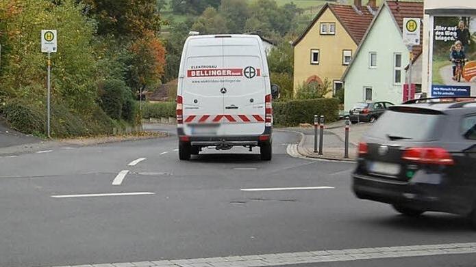 Wo die Schulkinder warten: In der Straße "Am Hellbach" besteht bereits eine Bushaltestelle. Sie soll nach Wünschen von Claus Schubert, Leiter des KOB-Betriebes, die Haltestelle an der Sparkasse ersetzen. Foto: Günther Straub