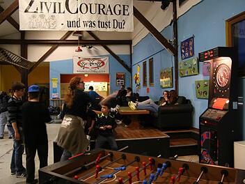 Relaxen, chillen, spielen, planen und organisieren: Ins Hirschaider Jugendzentrum kommen an den Öffnungstagen bis zu 40 Jugendliche, um in Gemeinschaft mit anderen die Freizeit zu gestalten. Foto: Werner Baier