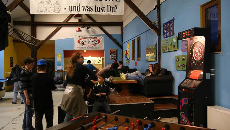 Relaxen, chillen, spielen, planen und organisieren: Ins Hirschaider Jugendzentrum kommen an den Öffnungstagen bis zu 40 Jugendliche, um in Gemeinschaft mit anderen die Freizeit zu gestalten. Foto: Werner Baier
