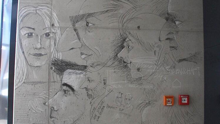 Freifläche genutzt: Zeichnungen an einer Wand des Lehrsaalgebäudes. Foto: Simone Bastian