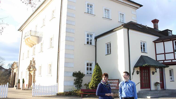 Susann Biedefeld und Simon Moritz vor Schloss Schney Foto: Popp