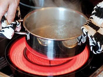 Die Harsdorfer sollen das Trinkwasser vorerst weiter abkochen. Symbolbild: dpa